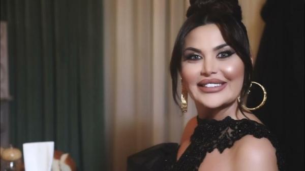 Dekoltesi diqqət çəkib - FOTO