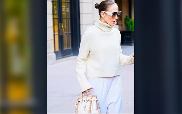 Çantası ilə gündəm oldu - FOTO