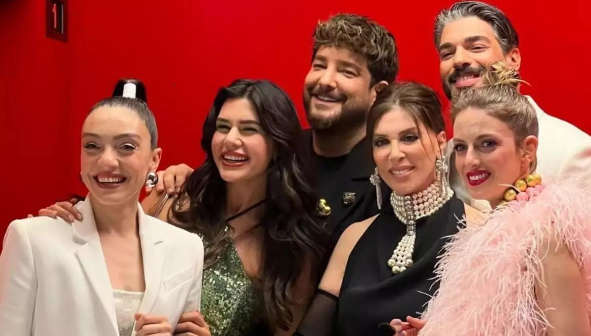 Nebahat Çehre gənc həmkarları ilə - FOTO