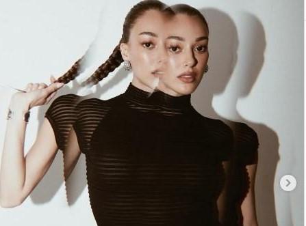 Dilan transparan geyimdə