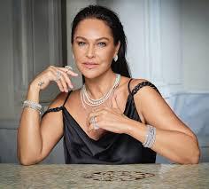 Hülya Avşardan qəribə təklif