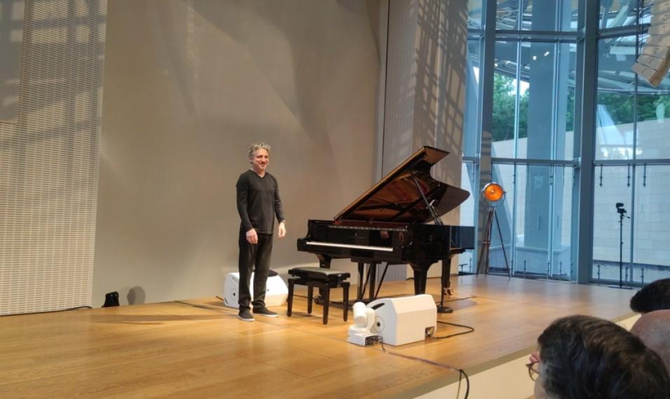 Şahin Növrəsli Parisdə solo konsert verib