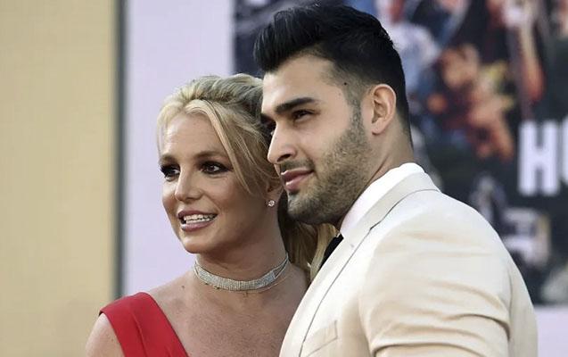 Müğənni ərindən başanıb