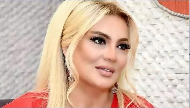 Nüşabə meyvələri rəndədən keçirib yeyir