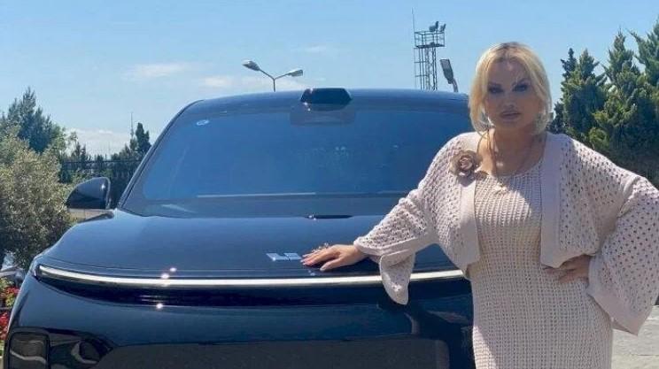 Nazənin bahalı maşın alıb - FOTO