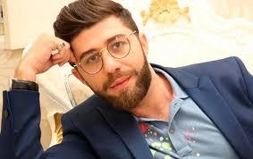 "Ailələrini gündəm etməyə çalışırlar..."