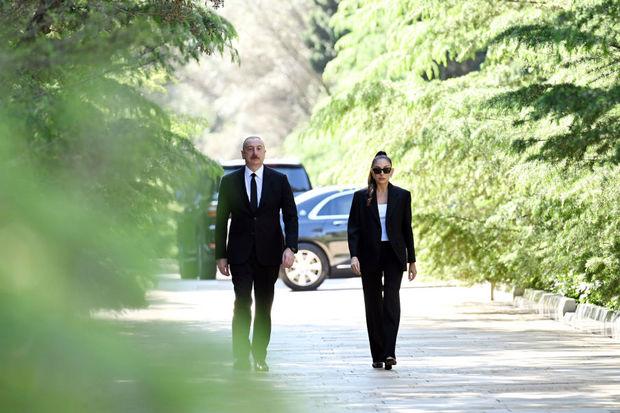 Prezidentlə xanımı Heydər Əliyevin məzarını ziyarət edib - FOTO