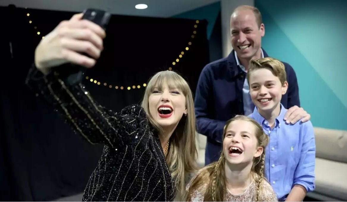 Şahzadə müğənni ilə görüşüb - FOTO