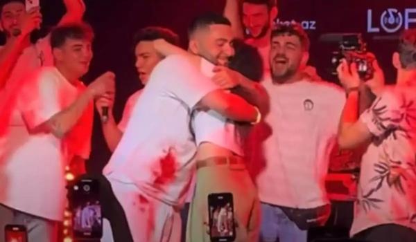 Epi səhnədə evlilik təklifi edib