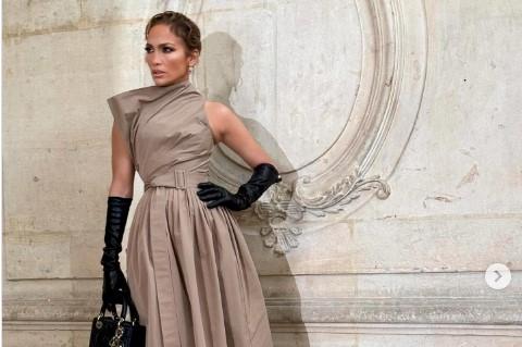 Pop ulduzu cangüdəni müşayiət edib