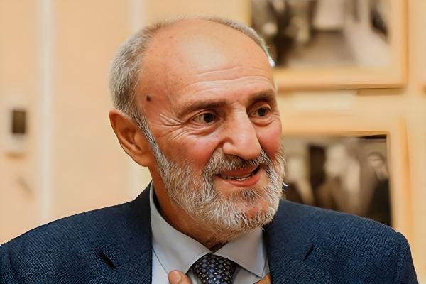 "Allah qadını belə yaradıb" - Akif İslamzadə