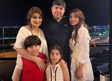 Sənətçi oğlu və gəlini ilə