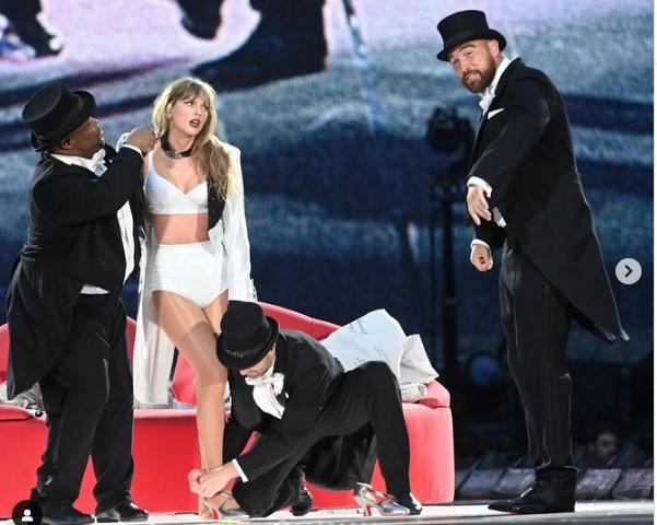 Müğənni sevgilisi ilə səhnəyə çıxdı