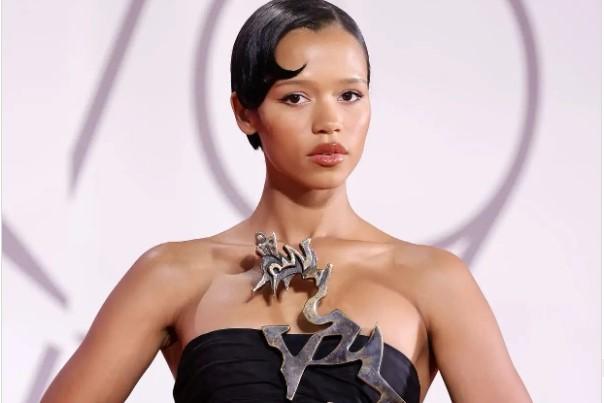 Rihanna kanadalı aktrisanı istəyir