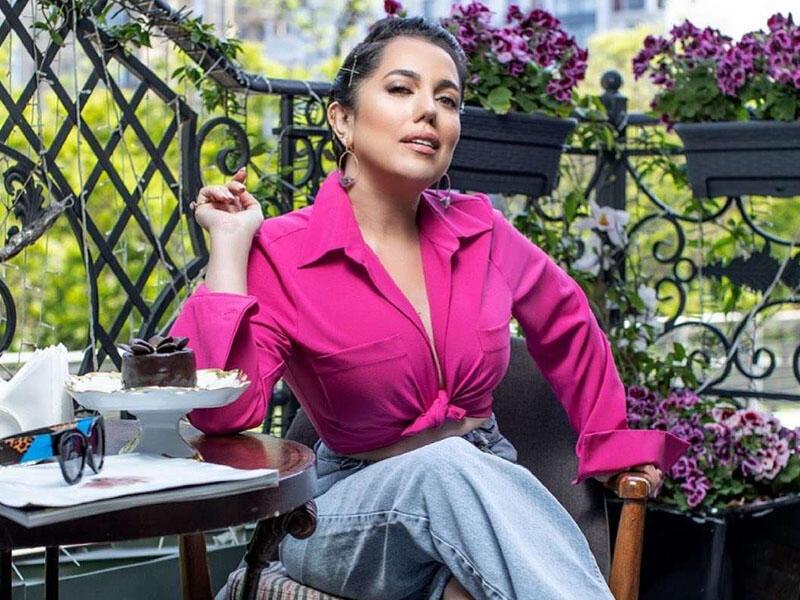 Əməkdar artist gecə geyimində - VİDEO