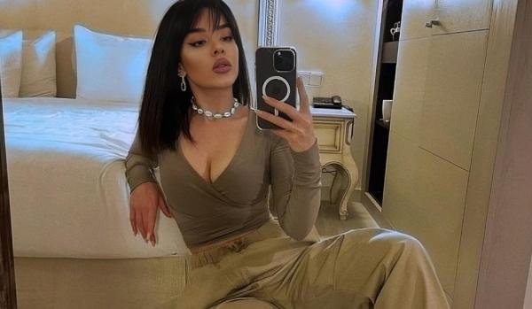 Emiliya sinə dekolteli libasda - FOTO