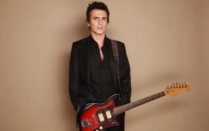 Teoman 30 illik gitarasını satıb