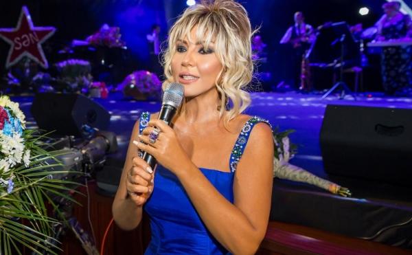 Xalq artisti yarıqlı libasda - FOTO