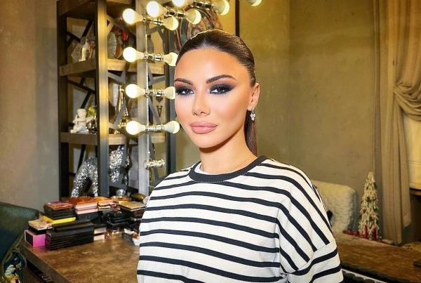 Ayseli dekolteli libasda - FOTO