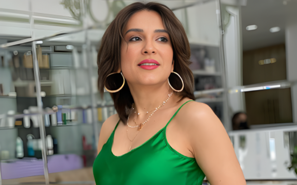 Tünzalə açıq-saçıq geyimləri ilə - VİDEO