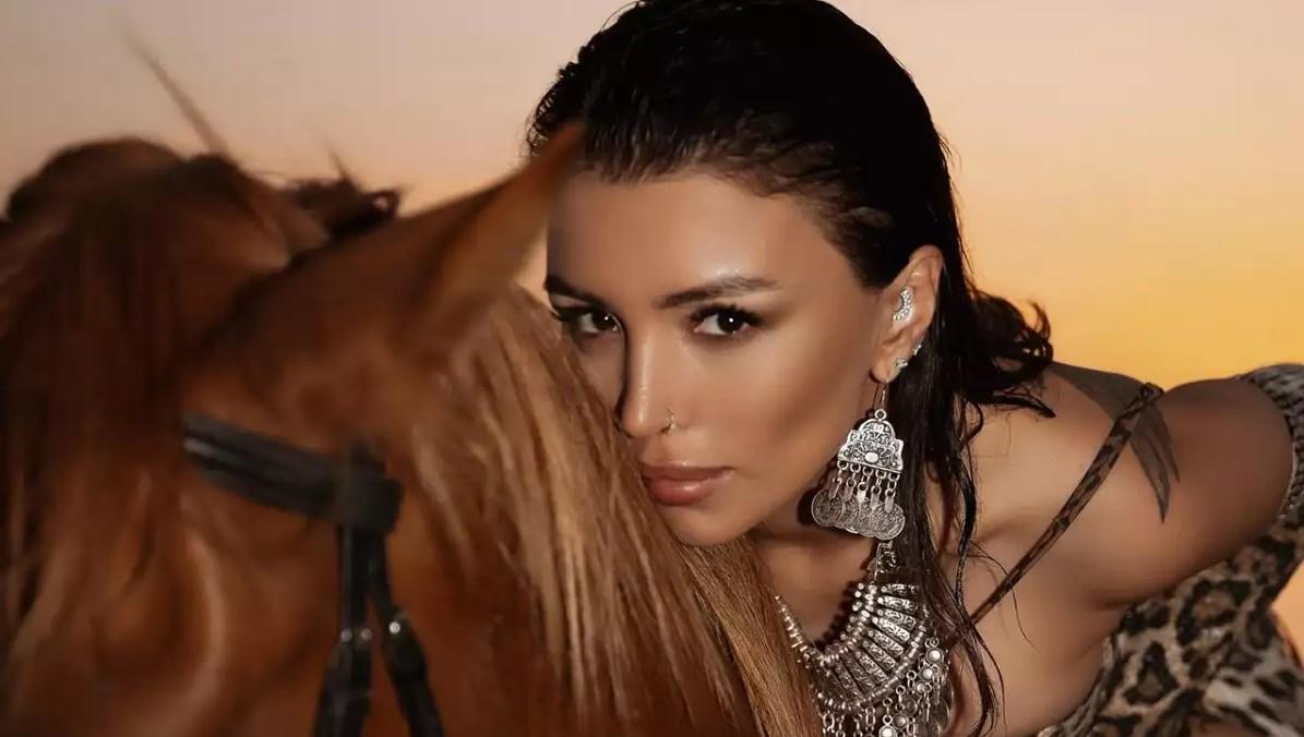 Rəqqasənin at belində FOTOSESSİYASI