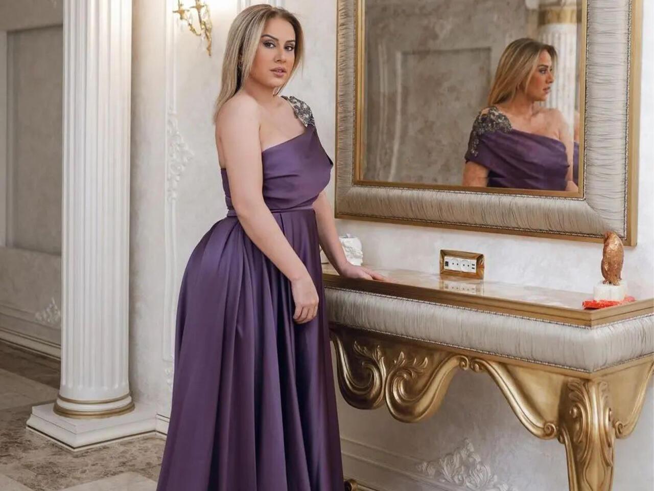 Rozanın dekolteli və yarıqlı geyimi - FOTO