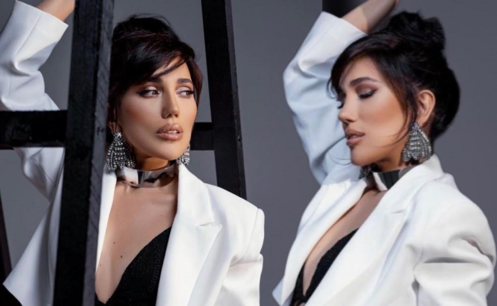 Lalə retro mahnıları sevə-sevə oxuyur