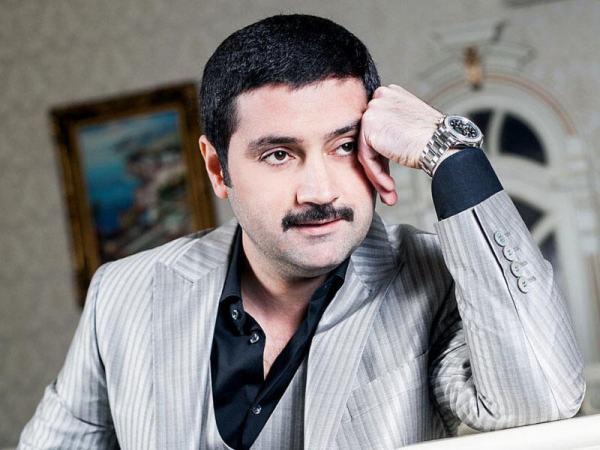 İzzət yeməyi ancaq evdə yeyir