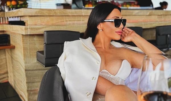 Validənin sinə dekoltesi - FOTO