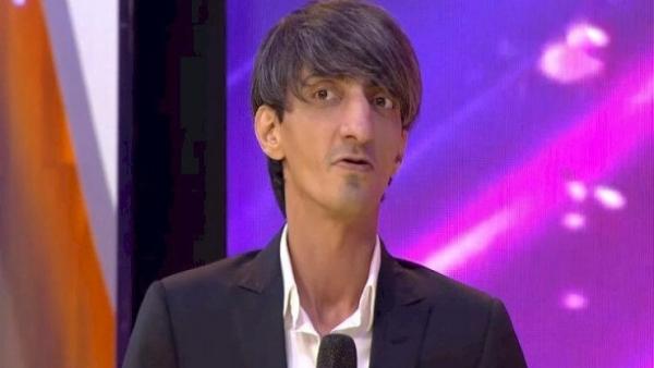 Xalq artisti onun əlindən tutub oxudu - VİDEO