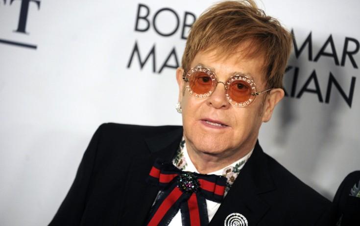 Elton Con qismən kor olub