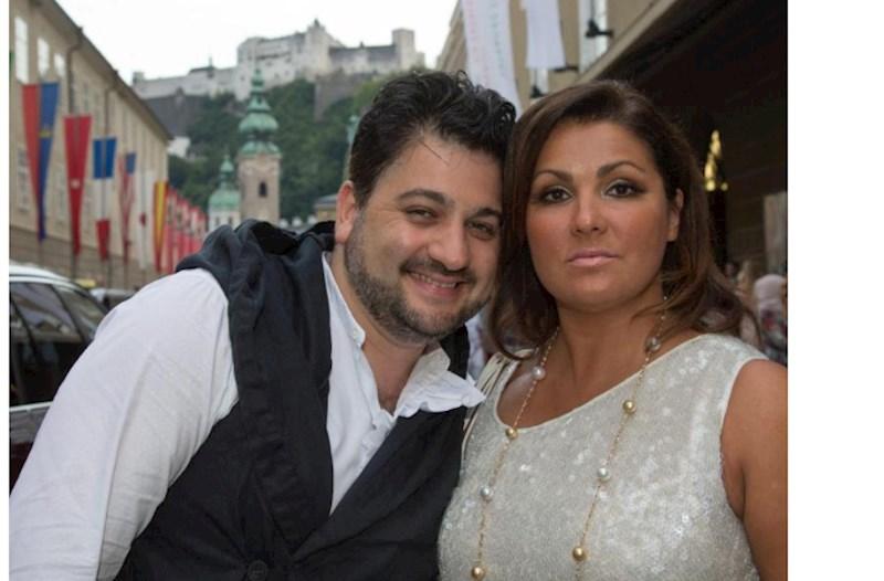 Annanın qısa şortda ritmik rəqsi - VİDEO