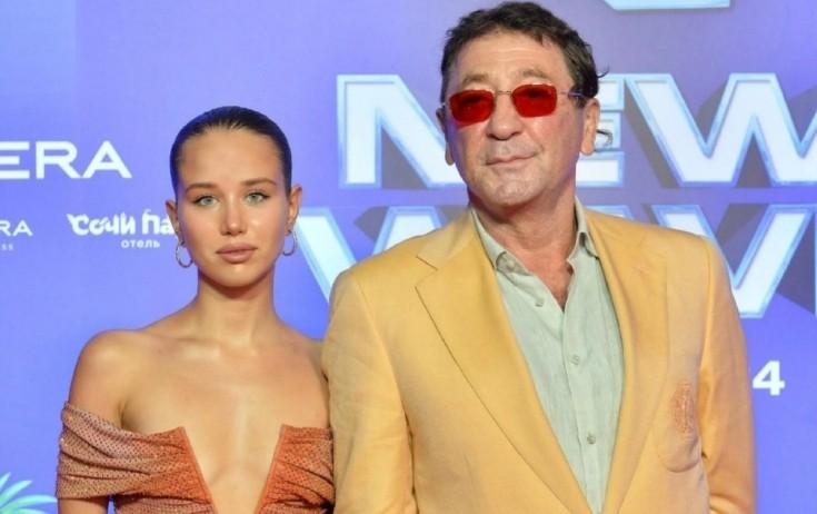 Müğənninin "18 yaşlı sevgilisi"