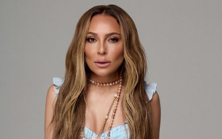 Müğənninin səhnədə saçı yanıb - VİDEO