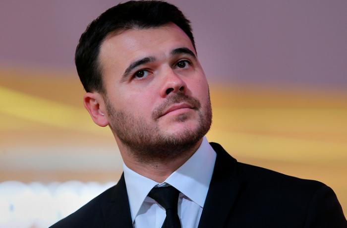 Tramp Xalq artistini işdən "qovub"