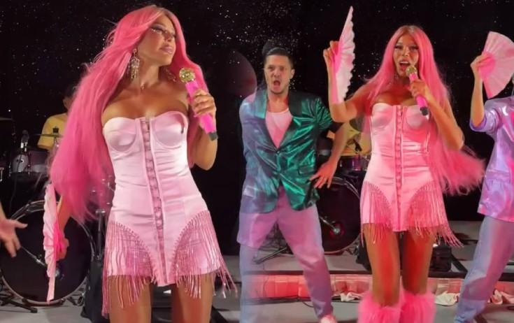 Xalq artisti çəhrayı geyinib