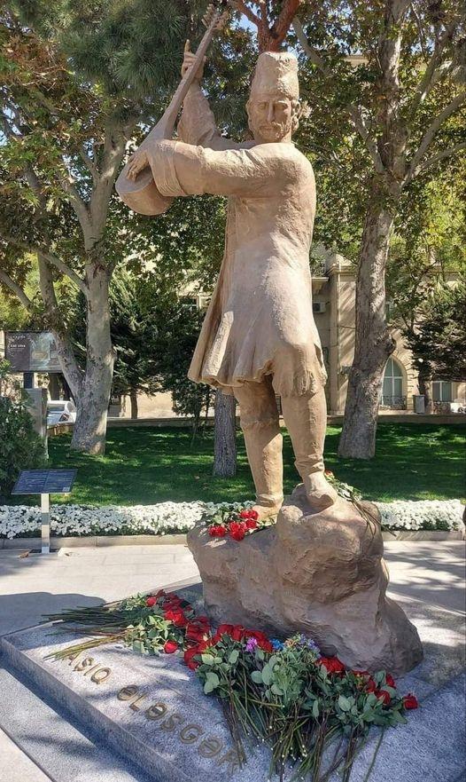 Bakıda Azərbaycan poeziyasının görkəmli nümayəndəsi Aşıq Ələsgərin heykəli ucaldılıb.
