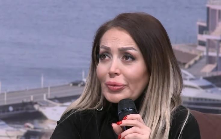 Emma mahnılara görə utanır