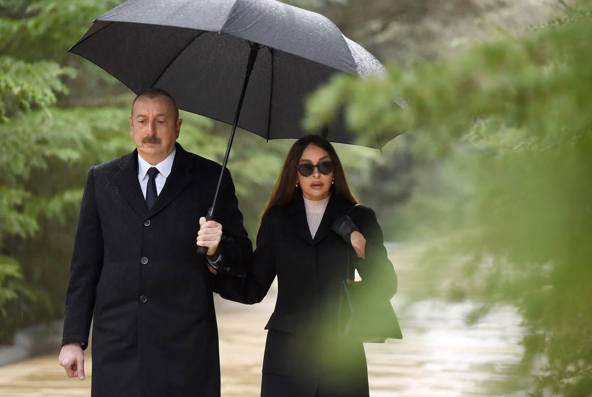 İlham Əliyev və Mehriban Əliyeva ümummilli lider Heydər Əliyevin məzarını ziyarət ediblər