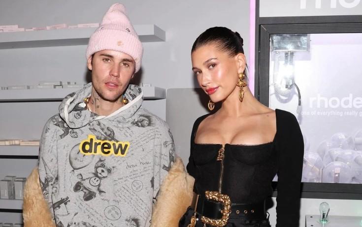 Modelin əlində içki badəsi - FOTO