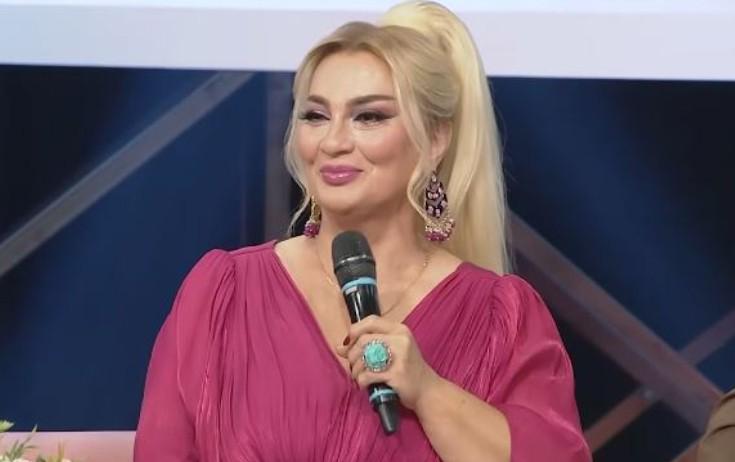 Nüşabə pulunu dövriyyəyə qoyur