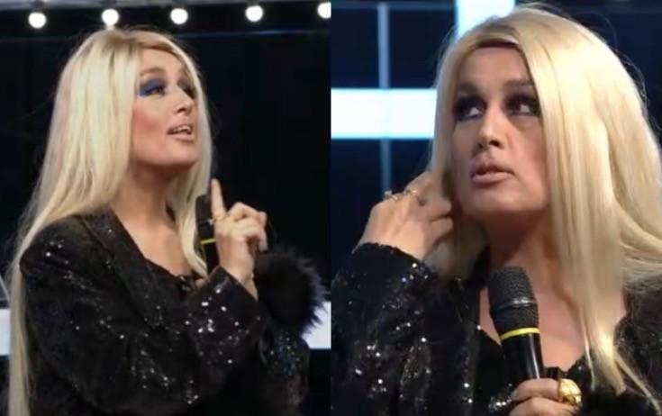 Elza başına parik qoyub