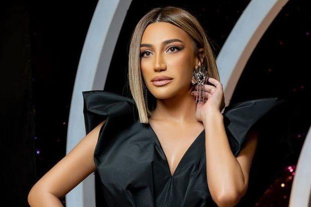 Səhnəyə qısa libasda çıxıb - VİDEO