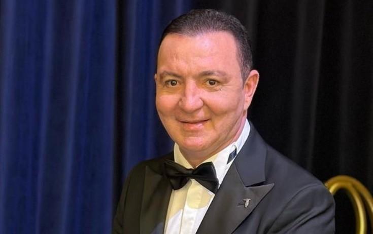 Vasif dostlarının mahnılarını dinləmir