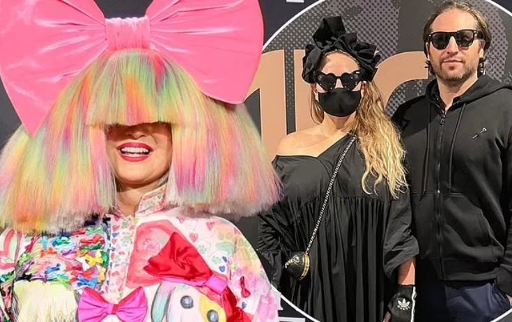 Sia ləqəbli müğənni boşanır