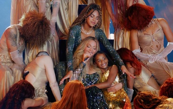 Anası ilə səhnədə yer aldı