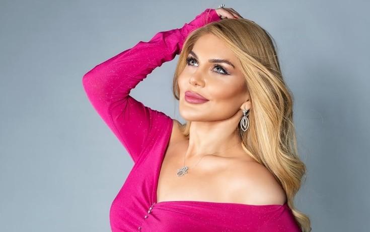 Xatun çəhrayı libasda - FOTO