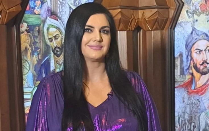 Əməkdar artist nişanını qaytarıb