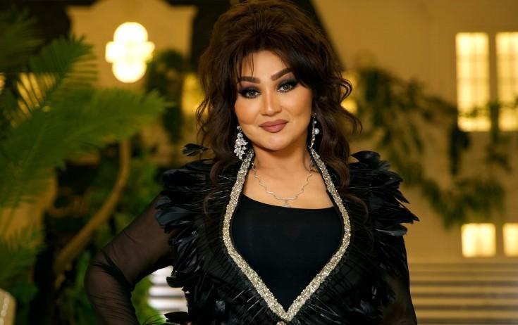 Xalq artisti makiyajını özü edir