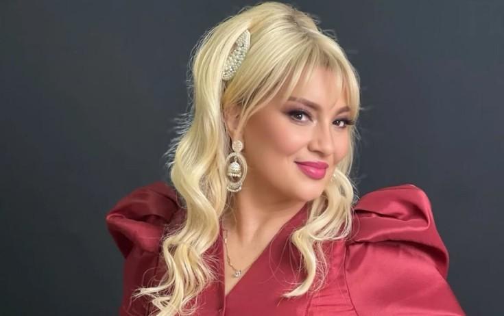 Nüşabə seriala telefonda baxır